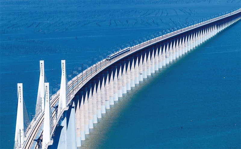 2023年9月28日，中國首條時速350公里跨海高鐵——福廈高鐵正式開通運營。圖為一列運行試驗車組駛過福廈高鐵湄洲灣跨海大橋（9月19日攝，無人機照片）。 新華社記者 魏培全/攝