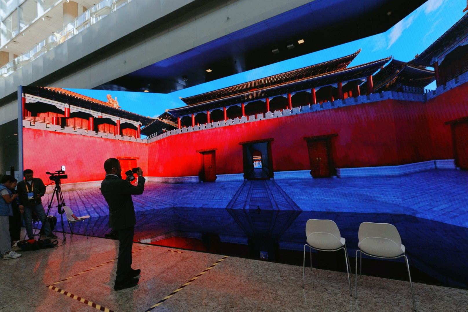 位于新聞中心的科技文化互動(dòng)展示區(qū)。人民網(wǎng)記者 許維娜攝