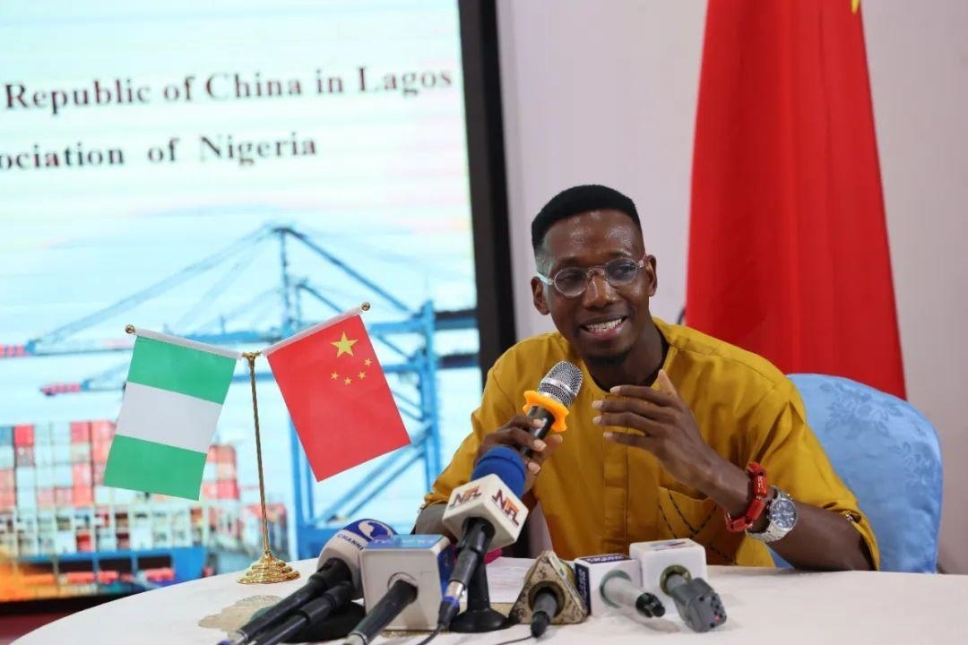 尼日利亞孔子學(xué)院留華同學(xué)會(huì)會(huì)長(zhǎng)吳文仲分享經(jīng)驗(yàn)。駐拉各館總領(lǐng)館供圖