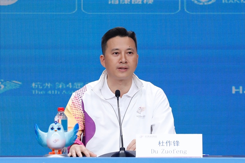 杭州亞殘運(yùn)會(huì)火炬?zhèn)鬟f指揮中心副指揮長(zhǎng)杜作鋒介紹火炬?zhèn)鬟f工作安排。杭州亞殘組委供圖