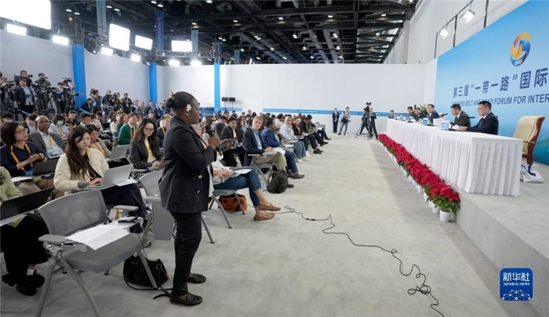 10月16日，第三屆“一帶一路”國(guó)際合作高峰論壇新聞中心在北京國(guó)家會(huì)議中心舉行首場(chǎng)吹風(fēng)會(huì)，邀請(qǐng)自然資源部國(guó)際合作司和相關(guān)單位負(fù)責(zé)人介紹有關(guān)情況，并回答記者提問。新華社記者 王毓國(guó)攝