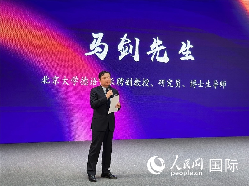 北京大學(xué)德語(yǔ)系長(zhǎng)聘副教授馬劍點(diǎn)評(píng)學(xué)生表現(xiàn)。（攝影：張麗鷗）