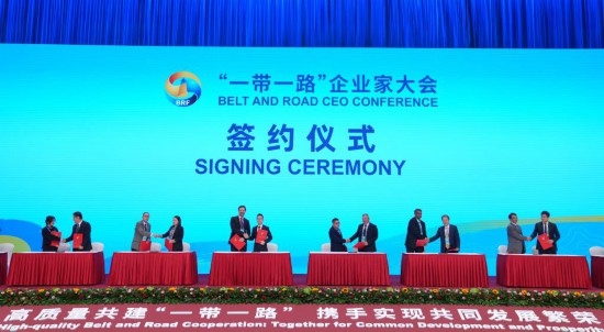 這是10月17日拍攝的簽約儀式現(xiàn)場(chǎng)。當(dāng)日，“一帶一路”企業(yè)家大會(huì)在北京召開。（新華社記者王毓國(guó)攝）