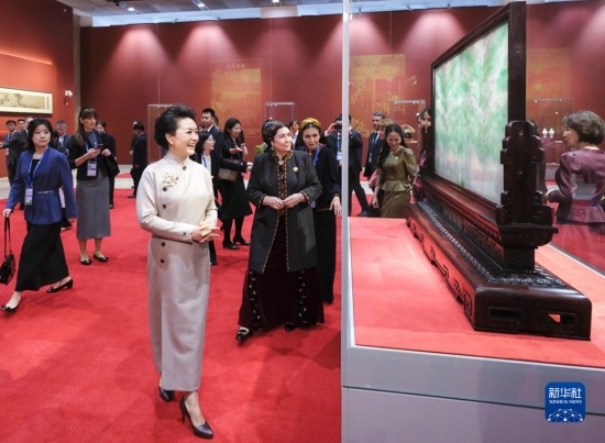  10月18日上午，國家主席習(xí)近平夫人彭麗媛邀請出席第三屆“一帶一路”國際合作高峰論壇的外方領(lǐng)導(dǎo)人夫人參觀中國工藝美術(shù)館（中國非物質(zhì)文化遺產(chǎn)館）。這是彭麗媛同外方領(lǐng)導(dǎo)人夫人參觀展品。新華社記者 丁林 攝