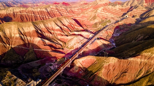 穿越丹霞地貌的火車。蘭州局集團公司融媒體中心供圖