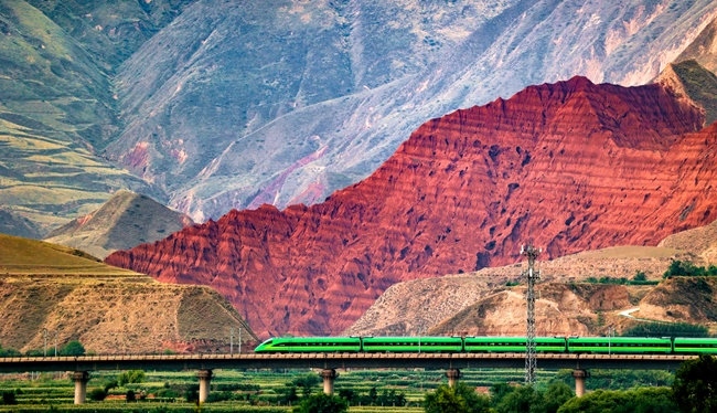 穿越丹霞地貌的火車。蘭州局集團公司融媒體中心供圖