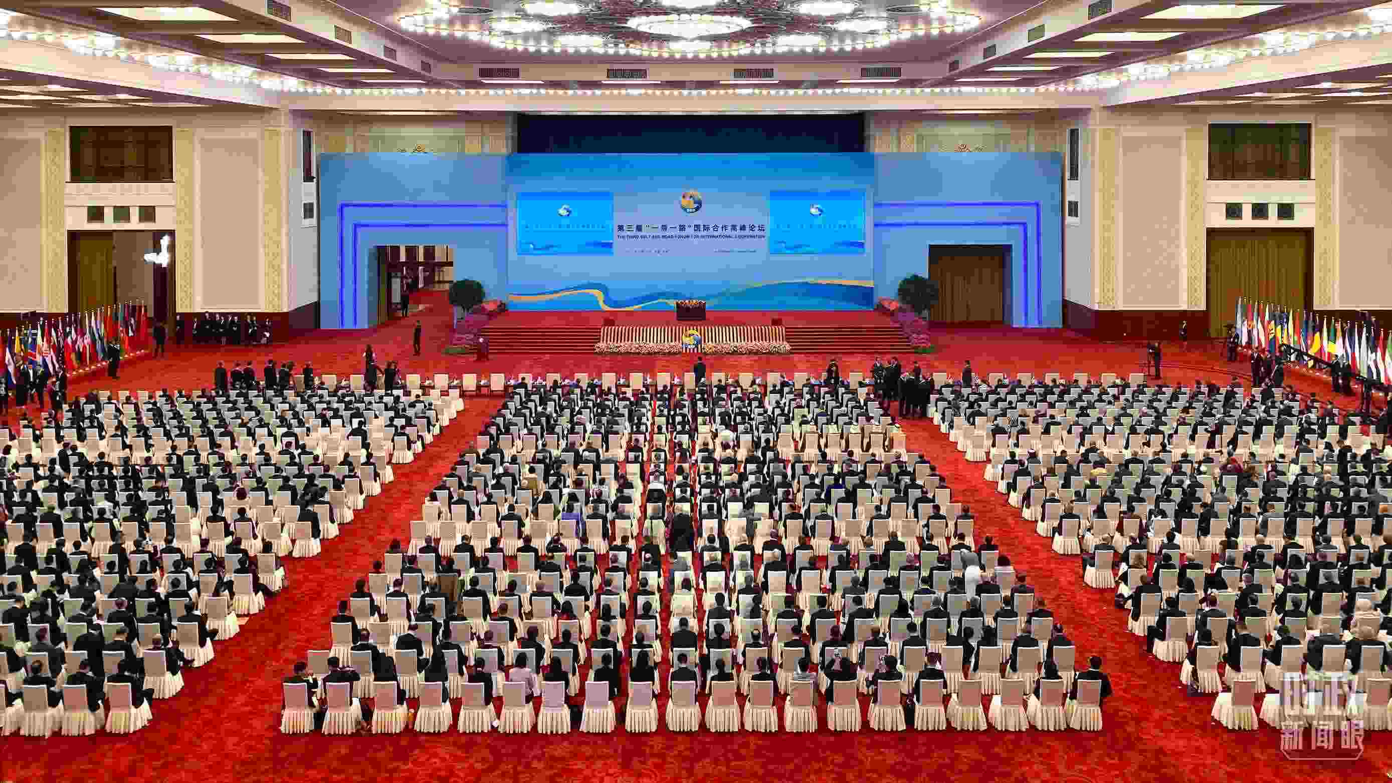 △人民大會(huì)堂宴會(huì)廳。這是開幕式之前的現(xiàn)場(chǎng)。（總臺(tái)央視記者李增仁拍攝）