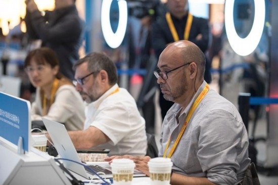 10月17日，記者在“一帶一路”國(guó)際合作高峰論壇新聞中心工作。新華社記者 張豪夫 攝