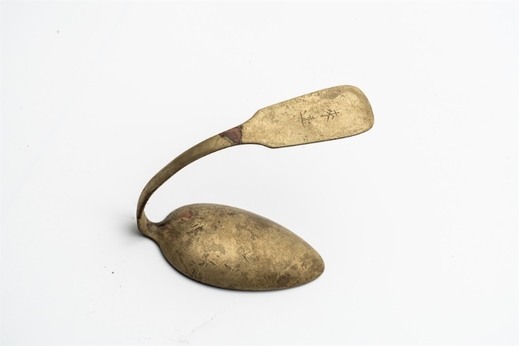 鏨刻“來(lái)遠(yuǎn)”的湯勺。國(guó)家文物局供圖