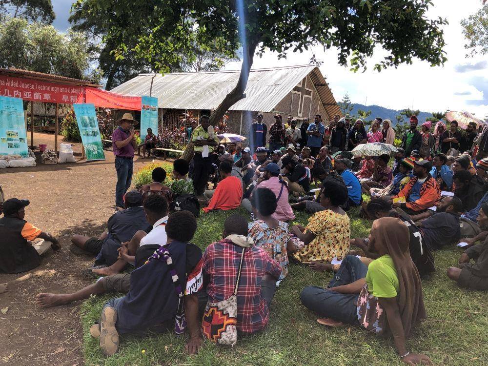 △2020年12月15日，中國(guó)專(zhuān)家在巴布亞新幾內(nèi)亞?wèn)|高地省中國(guó)援助巴新菌草和旱稻技術(shù)項(xiàng)目第9期培訓(xùn)班上授課。