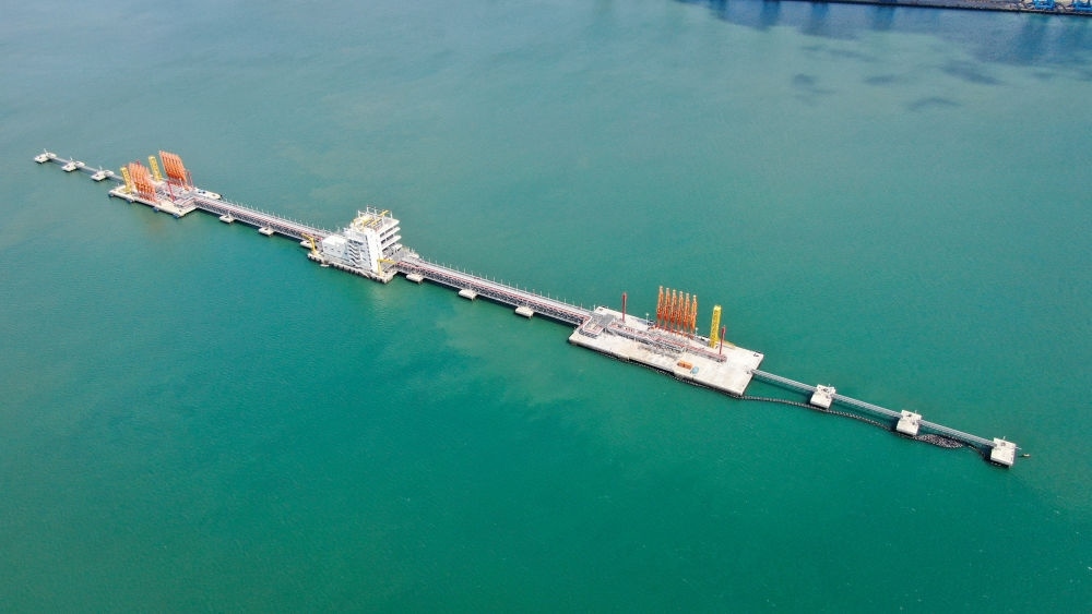 這是肯尼亞蒙巴薩油碼頭（2023年9月20日攝，無人機(jī)照片）。新華社發(fā)（中國(guó)交通建設(shè)股份有限公司肯尼亞蒙巴薩新建油碼頭項(xiàng)目部供圖）