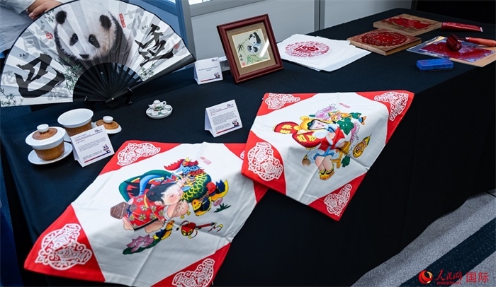 活動(dòng)現(xiàn)場(chǎng)的現(xiàn)場(chǎng)文創(chuàng)展、互動(dòng)體驗(yàn)區(qū)、非遺區(qū)展示。人民網(wǎng) 郭錦標(biāo)攝