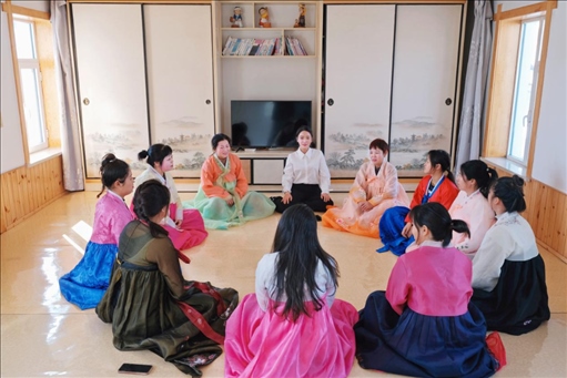 2023年6月，楊麗娜（后中）對擔(dān)任民宿管家的光東村村民們進(jìn)行標(biāo)準(zhǔn)化培訓(xùn)。（新華社記者金津秀攝）