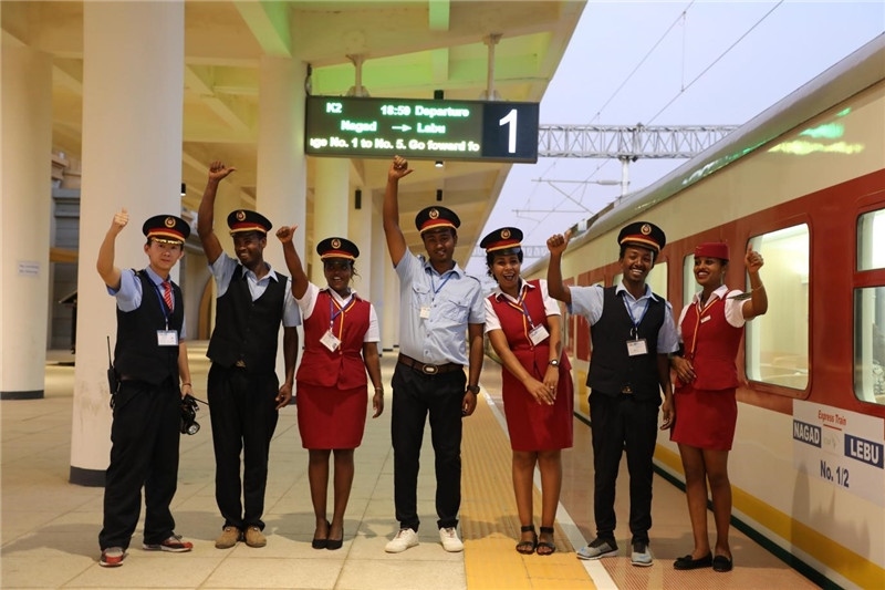 中埃員工組成的亞吉鐵路運營團隊。 中國土木工程集團有限公司供圖