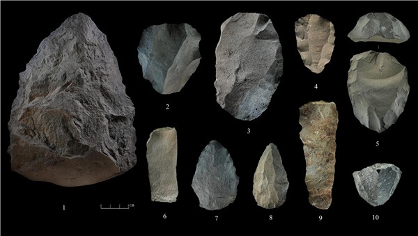 石制品 1.手斧 2、4、5.勒瓦婁哇石核（循環(huán)剝片法、優(yōu)先剝片法）3.勒瓦婁哇石葉石核 6.勒瓦婁哇石葉 7、8.勒瓦婁哇尖狀器 9.石葉 10.錐形石葉石核。中肯聯(lián)合考古隊(duì)供圖