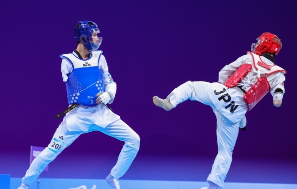 10月23日，杭州第4屆亞殘運(yùn)會(huì)跆拳道男子K44級(jí)58公斤級(jí)銅牌賽舉行。圖為烏茲別克斯坦隊(duì)選手桑賈貝克·穆赫托羅夫(左)和日本隊(duì)選手阿渡健太在比賽中。圖片來源：杭州亞殘組委會(huì)