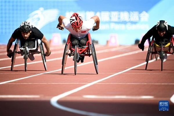 10月23日，中國選手龔文浩（左二）在杭州第4屆亞殘運(yùn)會(huì)男子100米-T34決賽的比賽中。他以15秒55的成績獲得該項(xiàng)目銀牌。新華社記者 江漢攝