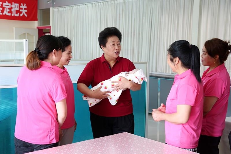 △2021年6月2日，卓長(zhǎng)立（中）指導(dǎo)正在接受培訓(xùn)的家政服務(wù)員。