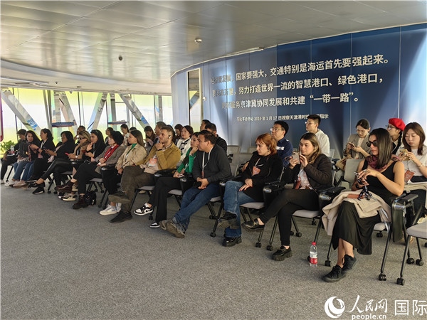 外媒記者探訪天津港北疆港區(qū)C段智能化集裝箱碼頭。人民網(wǎng)記者 符園園攝