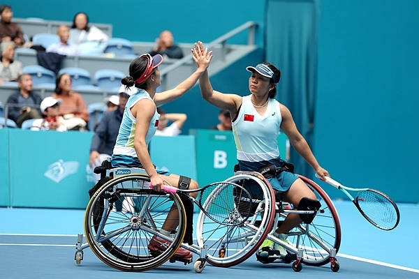 10月25日，杭州亞殘運(yùn)會(huì)輪椅網(wǎng)球女雙決賽，中國(guó)組合朱珍珍(右)/郭珞瑤慶祝得分。人民網(wǎng)記者 胡雪蓉?cái)z
