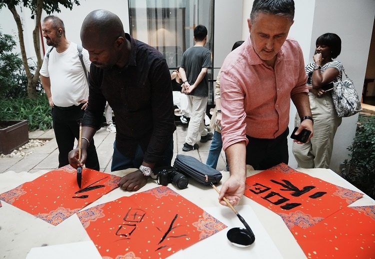 首屆國際傳播“絲路獎(jiǎng)”獲獎(jiǎng)代表等在廣州市荔灣區(qū)永慶坊參加文化交流活動(dòng)。楊爍壁、王燕攝影報(bào)道