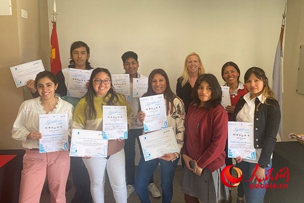 社區(qū)工作專家莫伊拉（后排右二）向“中文工坊”第二期培訓(xùn)班部分結(jié)業(yè)學(xué)員頒發(fā)由薩爾塔省教育部簽發(fā)的結(jié)業(yè)證書。人民網(wǎng)記者 吳思萱攝