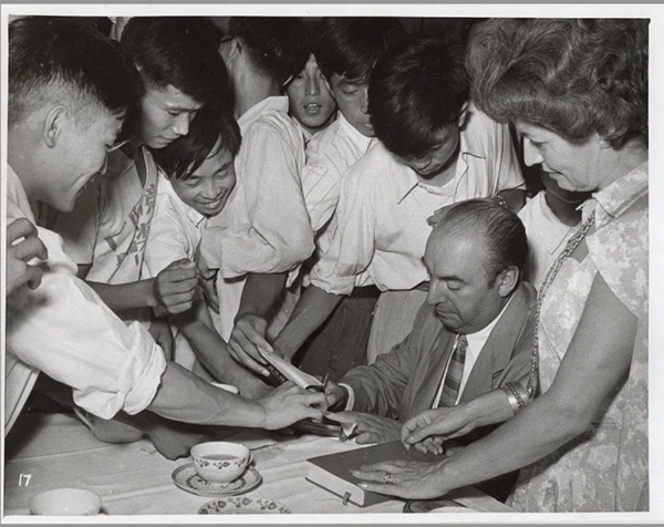 諾貝爾文學(xué)獎(jiǎng)得主巴勃羅·聶魯達(dá)與中國(guó)青年在一起（資料圖片）。中國(guó)美術(shù)館供圖