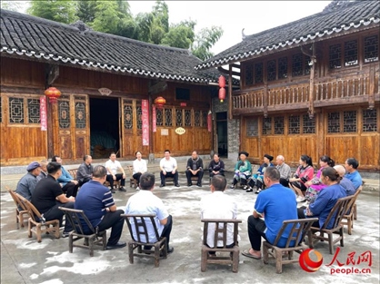 花垣縣石欄鎮(zhèn)朋巖村的院壩會。人民網(wǎng) 周靜圓攝