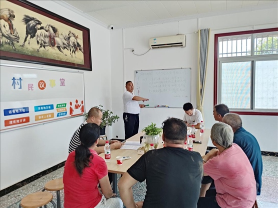 泉塘村17組議事會正在討論土地整理事項。湖南省司法廳供圖