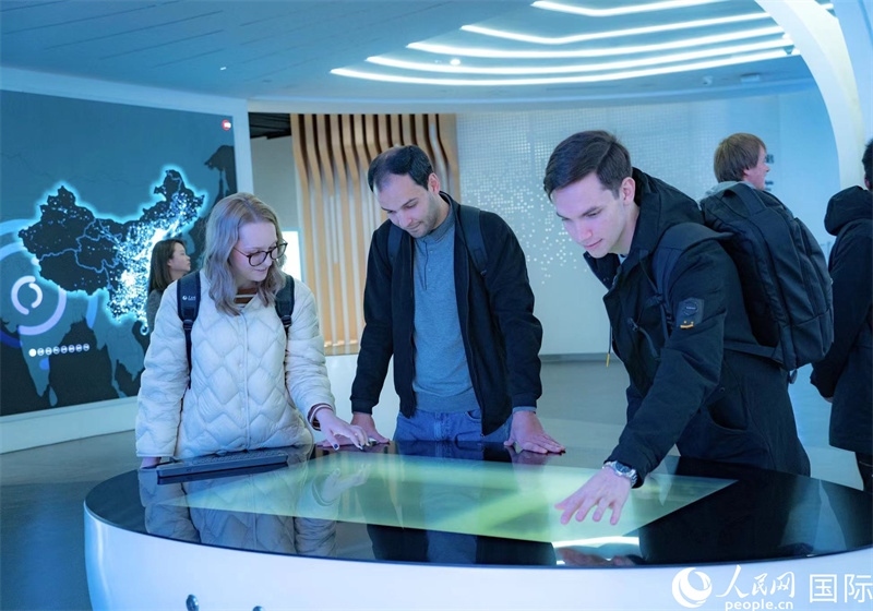 歐亞國家記者在國家大數(shù)據(jù)（貴州）綜合試驗區(qū)交流體驗中心參觀。人民網(wǎng) 陽茜攝