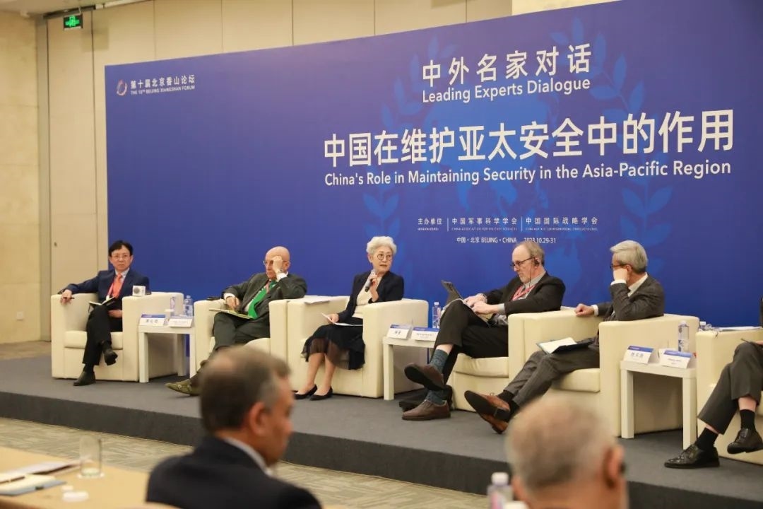 傅瑩（左三）反駁邁克爾·史文（左四）。斯基攝