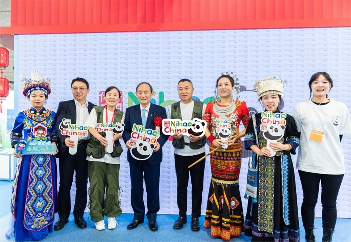 日本前首相菅義偉在中國展館參觀。圖片由中國駐東京旅游辦事處提供