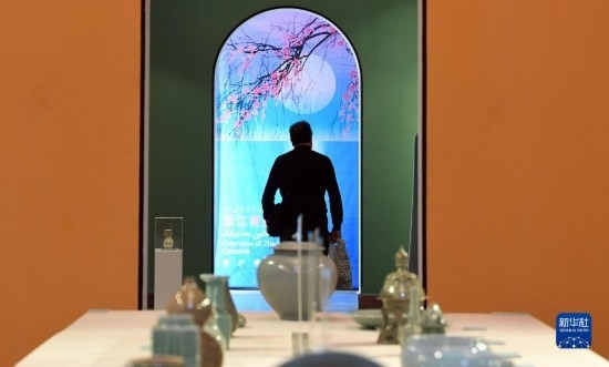 10月30日，人們在伊朗德黑蘭伊朗國家藝術(shù)科學(xué)院觀看展出的展品。新華社記者 沙達提 攝