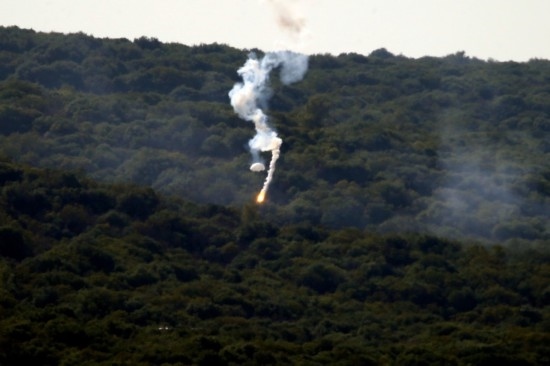 10月28日，閃光彈落在黎巴嫩納古拉樹林中燃起濃煙。新華社發(fā)（阿里·哈希紹攝）