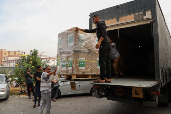  10月29日，工作人員在加沙地帶南部城市汗尤尼斯的一家醫(yī)院搬運(yùn)醫(yī)療援助物資。新華社發(fā)（里澤克·阿卜杜勒賈瓦德攝）