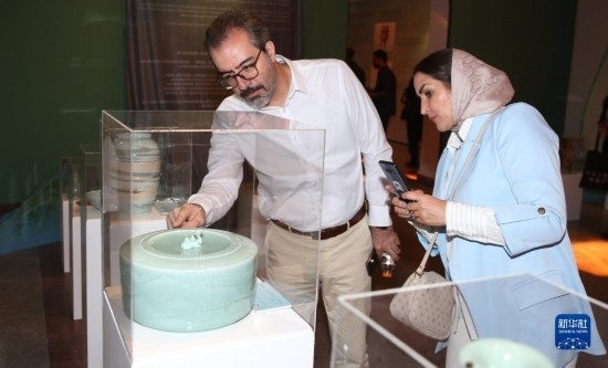 10月30日，人們在伊朗德黑蘭伊朗國家藝術(shù)科學(xué)院觀看展出的展品。新華社記者 沙達提 攝