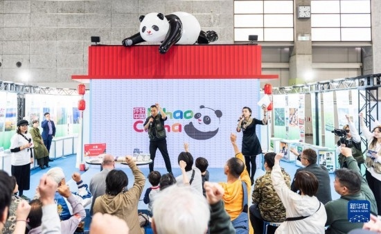  10月29日，游客在日本大阪國際會展中心中國館參與中國旅游知識問答活動。新華社發(fā)（中國駐大阪旅游辦事處供圖）