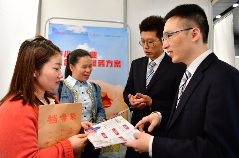 2019年5月9日，兩名鞋業(yè)公司的工作人員（左一和左二）向銀行工作人員咨詢中小微企業(yè)金融服務(wù)方案細(xì)則。當(dāng)日，福建自貿(mào)區(qū)福州片區(qū)稅企銀三方對接會(huì)在馬尾基金小鎮(zhèn)舉辦，來自傳統(tǒng)制造業(yè)、物聯(lián)網(wǎng)和電子商務(wù)等行業(yè)的企業(yè)代表參加對接會(huì)。新華社記者 魏培全 攝