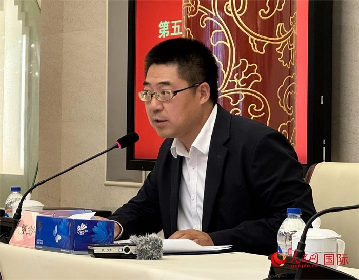 10月31日，歐美同學(xué)會(huì)副秘書(shū)長(zhǎng)滕劍峰在第五屆中法文化論壇媒體吹風(fēng)會(huì)上講話。（人民網(wǎng) 謝瑩攝）