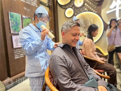  （外媒記者體驗(yàn)艾灸。中國經(jīng)濟(jì)周刊記者 郭志強(qiáng) 攝）
