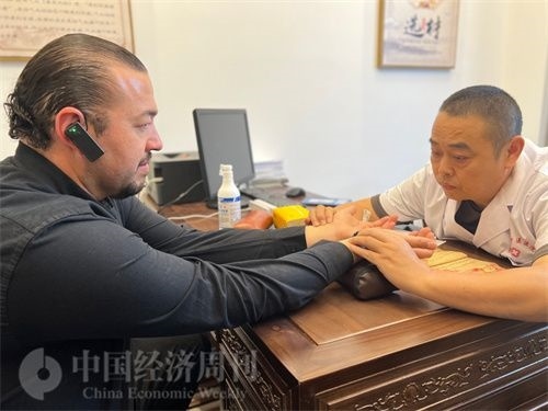  （外媒記者走進(jìn)中醫(yī)堂，問診中醫(yī)名師。中國經(jīng)濟(jì)周刊記者 郭志強(qiáng)攝）