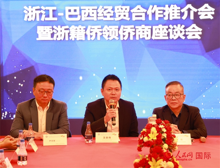 中國(guó)駐里約代總領(lǐng)事王尉育（中）在活動(dòng)中致辭。人民網(wǎng)記者 陳海琪攝