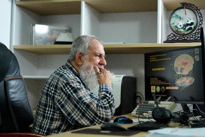 10月31日，古巴科學(xué)家裴德樂在電子科技大學(xué)做科研。