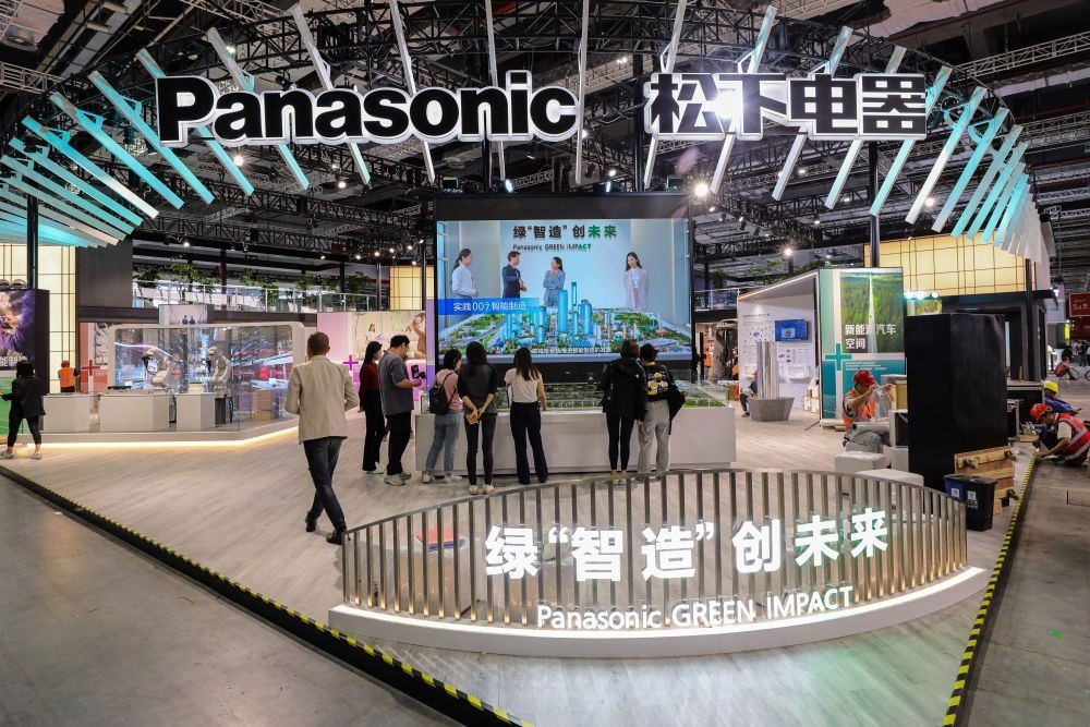 2023年11月2日，工作人員在進(jìn)博會(huì)松下電器展位做準(zhǔn)備工作。新華社記者 辛夢晨 攝