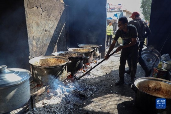 11月3日，在加沙地帶南部城市拉法，人們在煤氣中斷后用柴火做飯。新華社發(fā)（里澤克·阿卜杜勒賈瓦德攝）