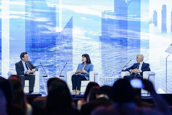 牛津大學(xué)研究全球化與發(fā)展問題的教授伊恩·戈爾丁（右一）表示，全球格局的變化是結(jié)構(gòu)性的，各國特別是西方國家必須順應(yīng)變化。迪拜商會供圖