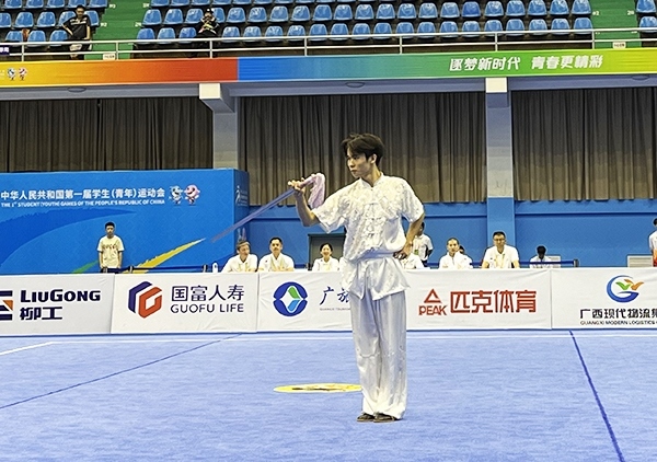 11月6日，第一屆全國學(xué)生（青年）運(yùn)動會武術(shù)套路（大學(xué)組）男子自選劍術(shù)比賽中。人民網(wǎng)記者 歐興榮攝