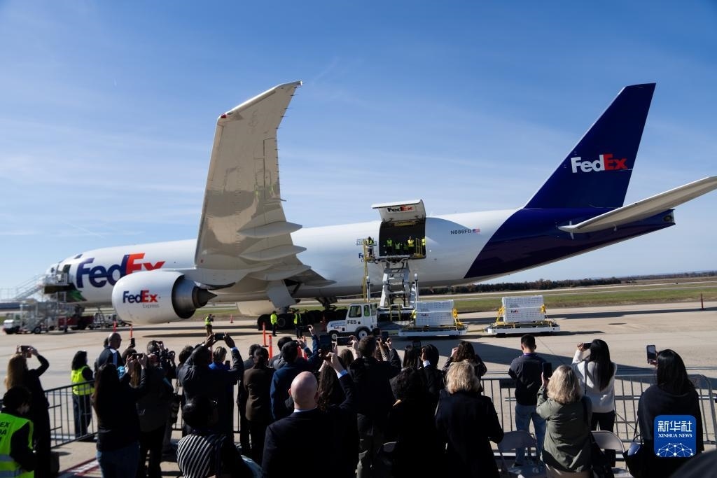 11月8日，在美國弗吉尼亞州的華盛頓杜勒斯國際機(jī)場(chǎng)，裝有大熊貓的特制“旅行包廂”準(zhǔn)備運(yùn)上專機(jī)。新華社記者劉杰攝