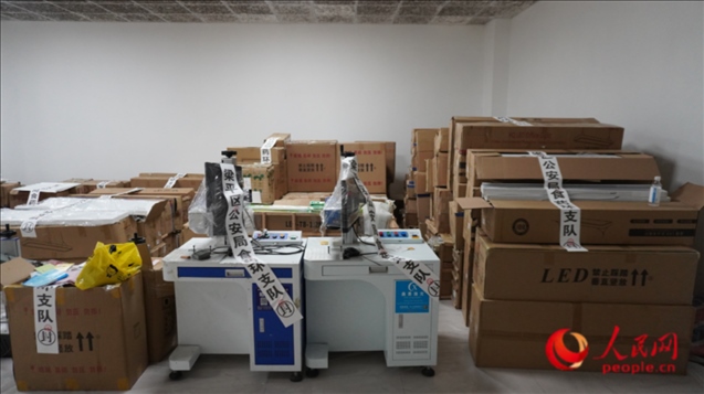 查封的假冒品牌燈具等。人民網(wǎng) 肖聰聰 攝