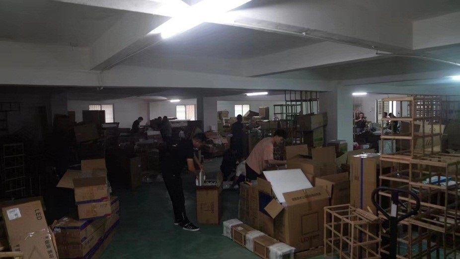 查處倉庫現(xiàn)場。重慶市梁平區(qū)公安局供圖。